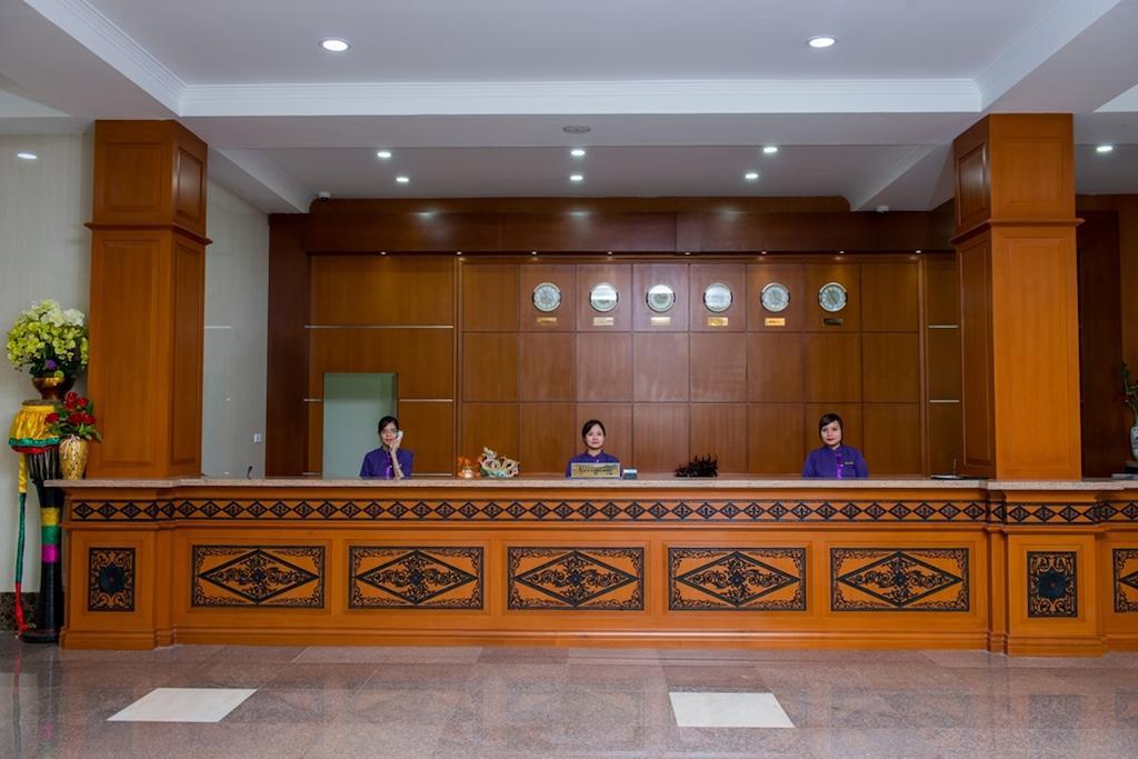 Sky Star Hotel Rangoon Buitenkant foto