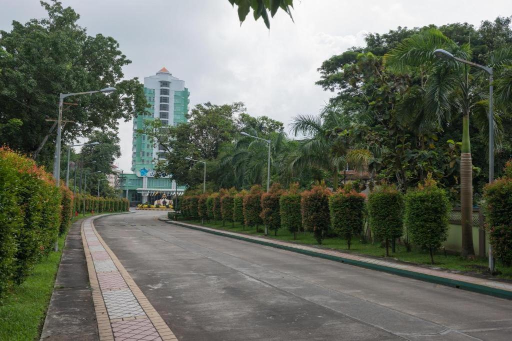 Sky Star Hotel Rangoon Buitenkant foto