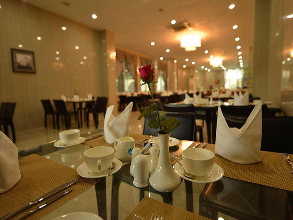 Sky Star Hotel Rangoon Buitenkant foto