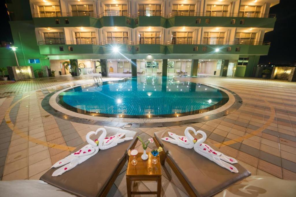 Sky Star Hotel Rangoon Buitenkant foto